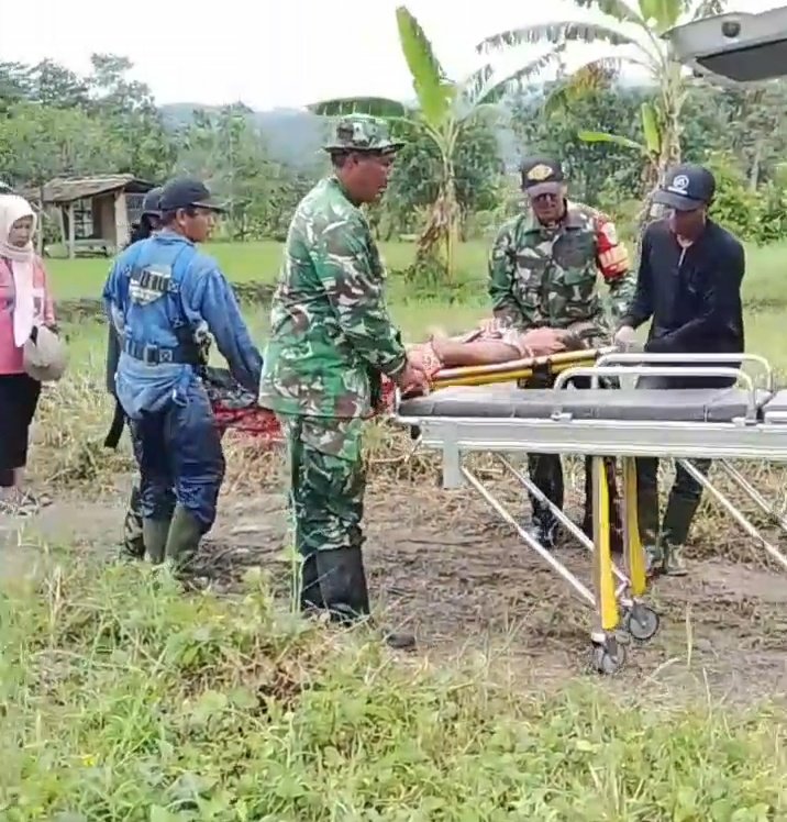 Bidan Desa dan Babinsa Evakuasi Warga Sakit di Wanajaya, Jembatan Perintis Garuda Tahap II Mendesak Dibangun