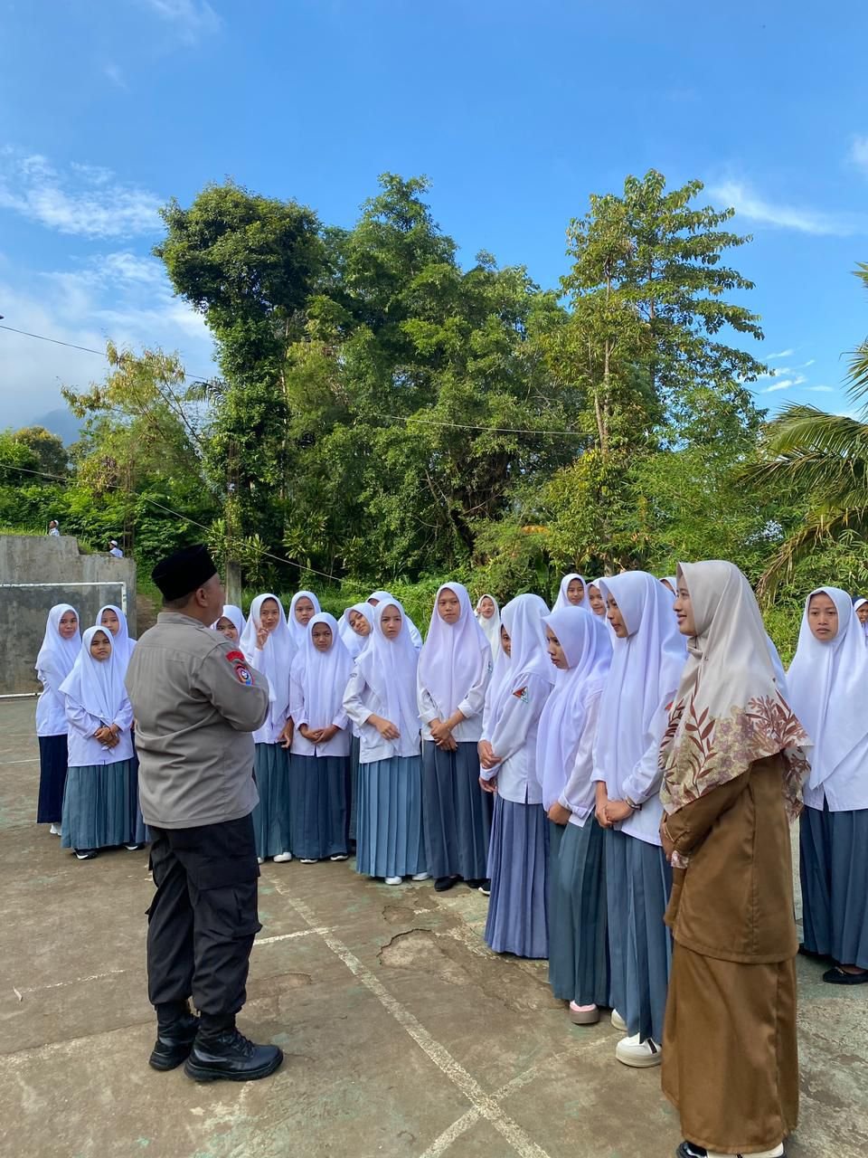 Polsek Sukawening Tekankan Disiplin dan Pencegahan Kenakalan Remaja di SMA dan SMP IT Futuhiyah