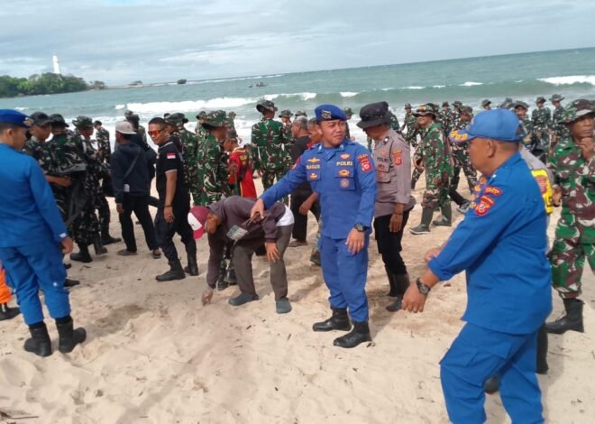 Satpolairud Polres Garut Bersama TNI dan Warga Gelar Aksi Bersih Pantai Dukung Gerakan Indonesia Asri