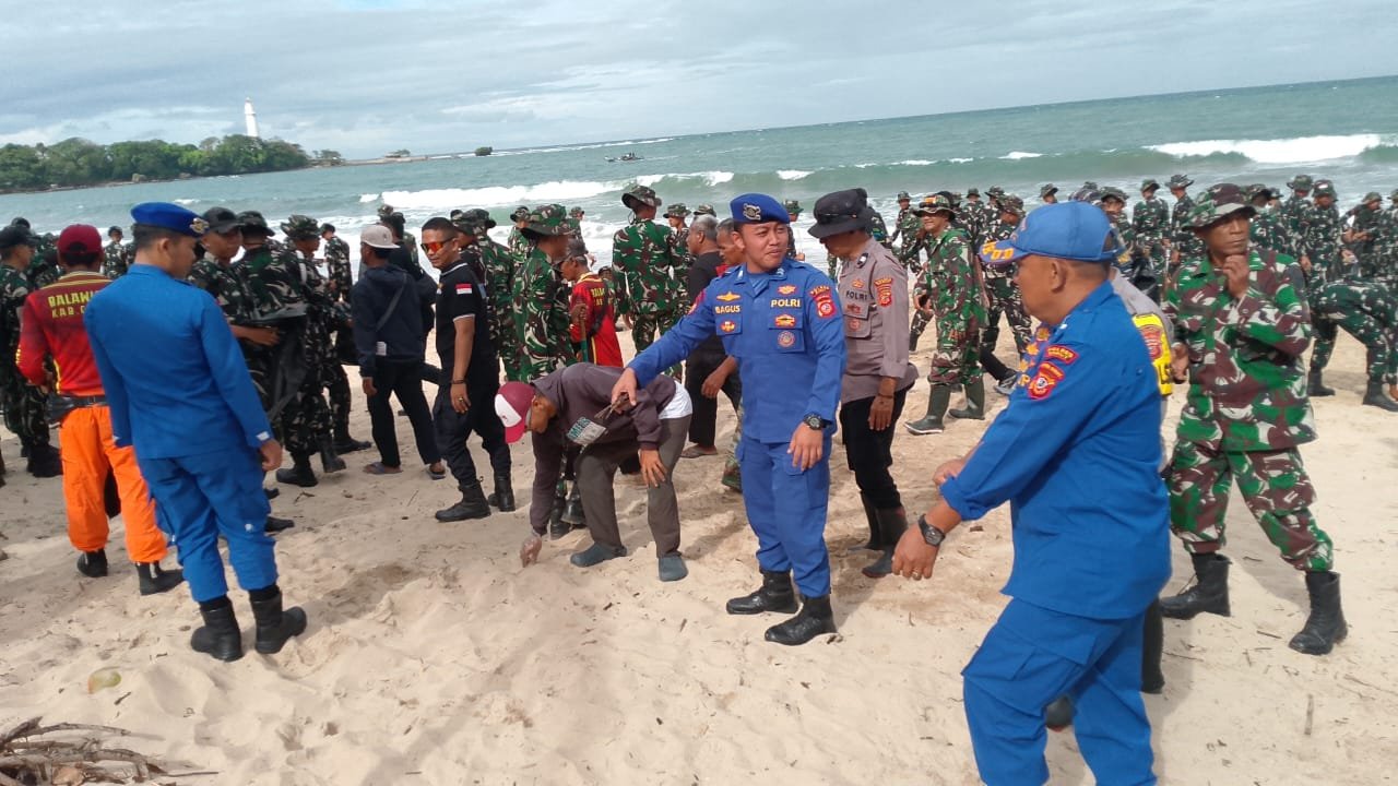Satpolairud Polres Garut Bersama TNI dan Warga Gelar Aksi Bersih Pantai Dukung Gerakan Indonesia Asri