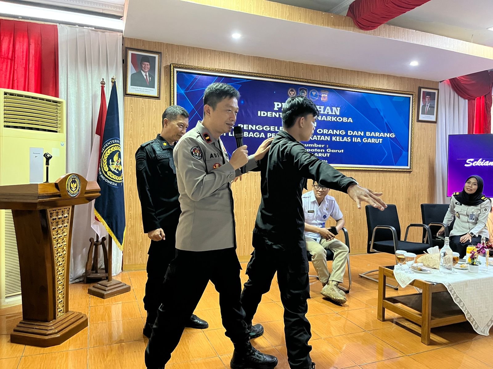 Perkuat Deteksi Dini Narkoba, Kasi Humas Polres Garut Isi Pelatihan Penggeledahan di Lapas Garut