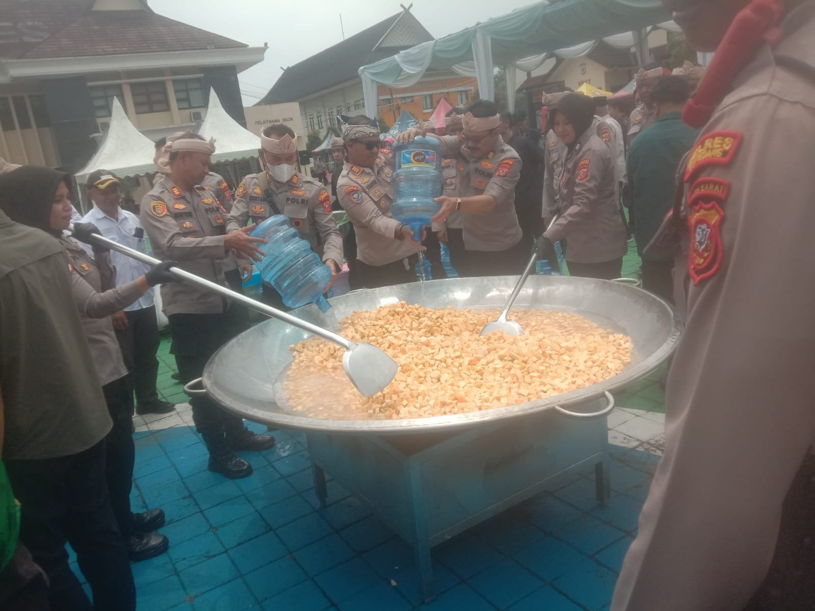 Polres Sumedang Gelar Masak Besar Bersama Bobon Santoso, Raih 3 Rekor MURI dan Bagikan Ribuan Cup Kolak Ubi Cilembu