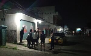 Petugas Polsek Tarogong Kidul melakukan patroli dialogis usai salat Tarawih dengan menyambangi remaja yang berkumpul di kawasan perkotaan Garut pada malam hari.
