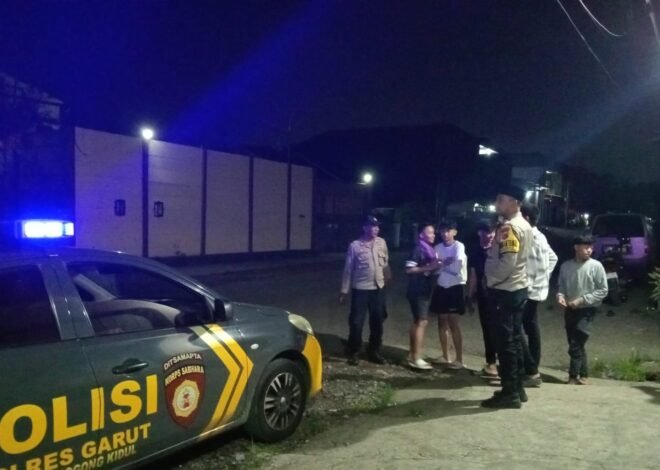 Polsek Tarogong Kidul Patroli Usai Tarawih, Antisipasi Perang Petasan dan Perang Sarung