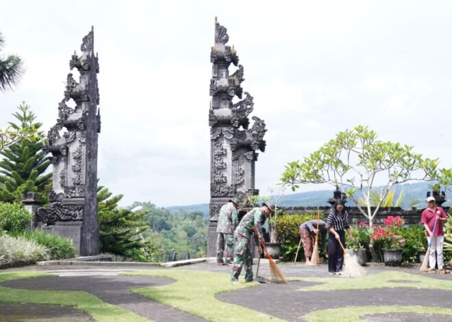 Wujud Toleransi, Satgas TMMD ke-127 Kodim 0808/Blitar Bersihkan Pura Agung Arga Sonya