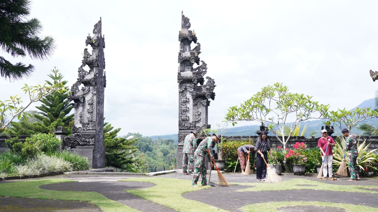 Wujud Toleransi, Satgas TMMD ke-127 Kodim 0808/Blitar Bersihkan Pura Agung Arga Sonya