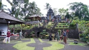 Satgas TMMD ke-127 Kodim 0808/Blitar bersama warga membersihkan Pura Agung Arga Sonya di Desa Krisik, Blitar.