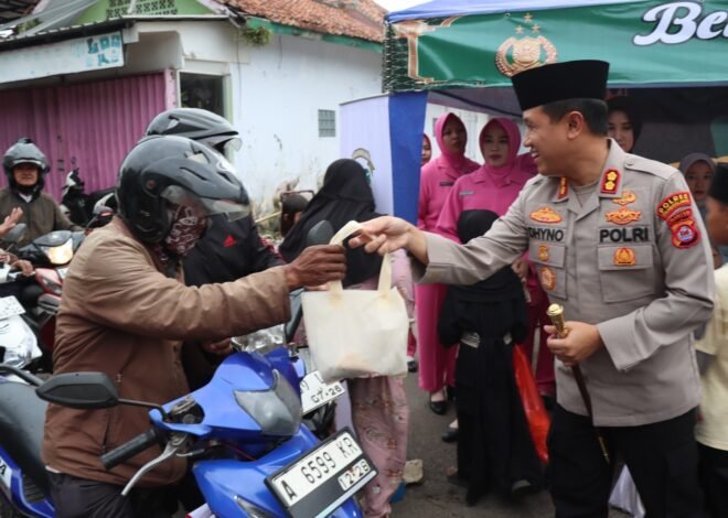 Wujud Kepedulian Ramadan, Polres Pandeglang dan Bhayangkari Berbagi Takjil kepada Masyarakat