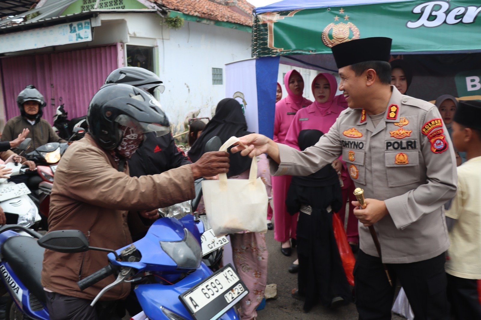 Wujud Kepedulian Ramadan, Polres Pandeglang dan Bhayangkari Berbagi Takjil kepada Masyarakat