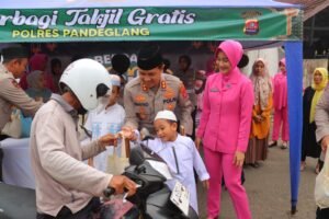 Polres Pandeglang bersama Bhayangkari Cabang Pandeglang membagikan takjil kepada pengendara di depan Mako Polres Pandeglang saat Ramadan.
