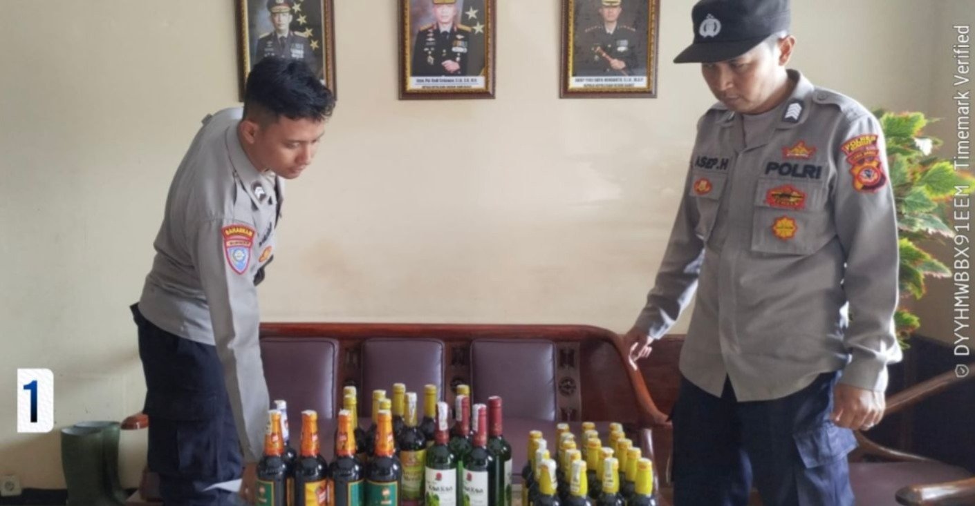 Cipta Kondisi Jelang Ramadhan, Polsek Pasirwangi Sita 36 Botol Miras dari Rumah Warga