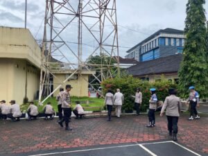 Personel Polres Cilegon Polda Banten melaksanakan Program ASRI dengan membersihkan lingkungan Mako