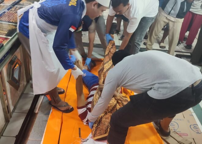 Personel Polresta Serkot Evakuasi Pedagang Dompet Emas Meninggal di Pasar Rau Serang