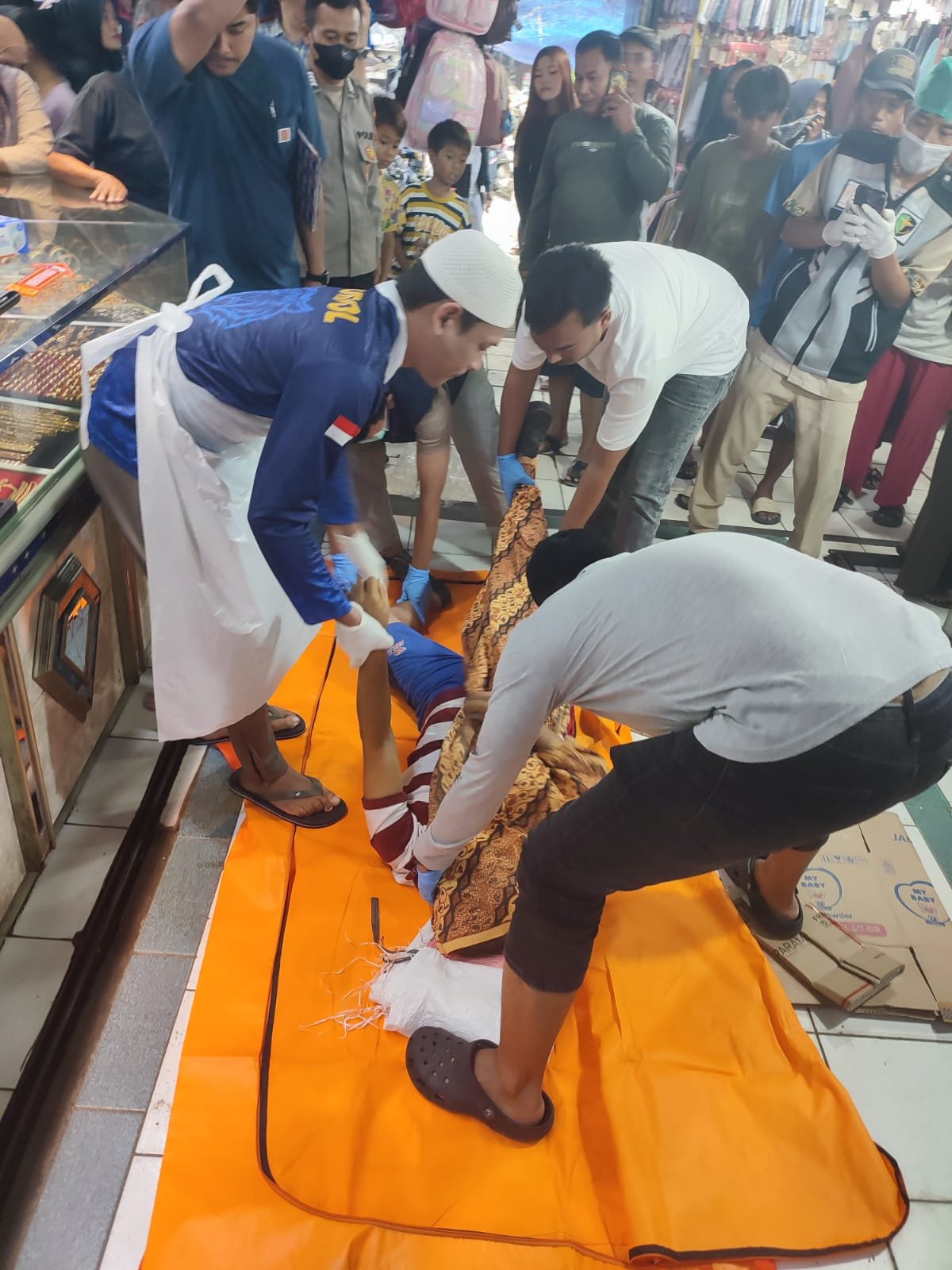 Personel Polresta Serkot Evakuasi Pedagang Dompet Emas Meninggal di Pasar Rau Serang