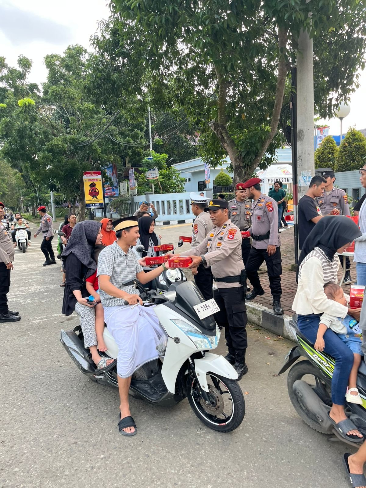 Polresta Tangerang Bagikan Takjil untuk Pengendara yang Masih di Perjalanan