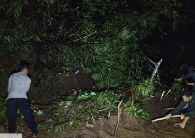 Polsek Banjarwangi Polres Garut Evakuasi Tanah Longsor, Akses Jalan Kembali Normal