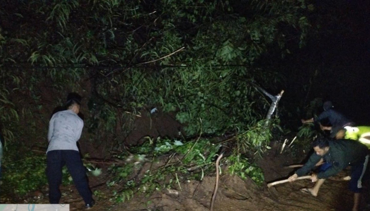 Polsek Banjarwangi Polres Garut Evakuasi Tanah Longsor, Akses Jalan Kembali Normal