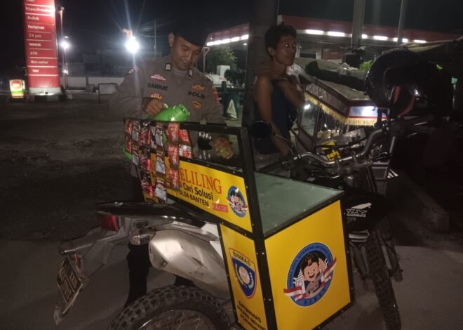 Kopi Keliling Gratis Usai Tarawih, Cara Unik Bhabinkamtibmas Polsek Jawilan Pererat Kedekatan dengan Warga