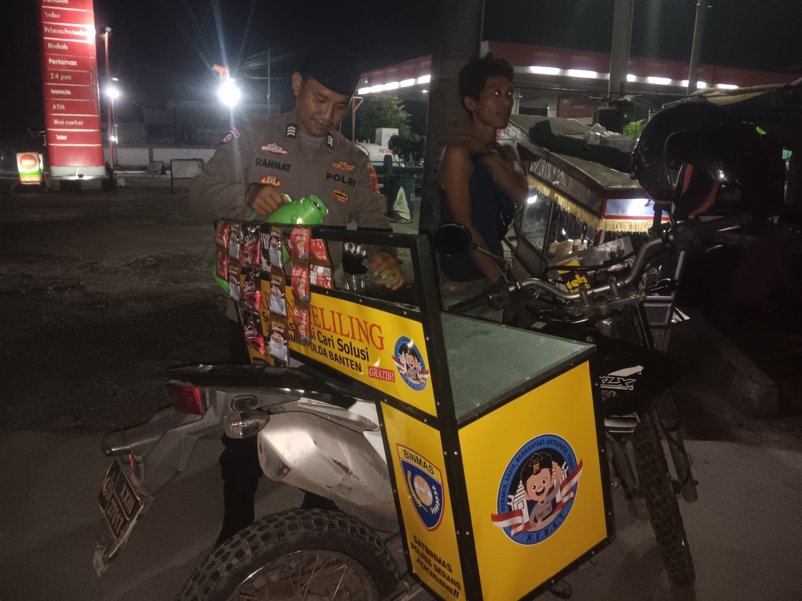 Kopi Keliling Gratis Usai Tarawih, Cara Unik Bhabinkamtibmas Polsek Jawilan Pererat Kedekatan dengan Warga