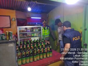 Personel Polres Cilegon mengamankan miras saat Operasi Pekat Maung 2026