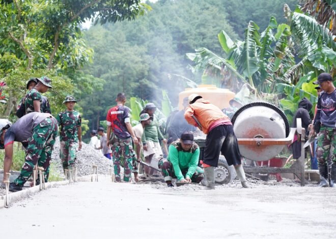 Tetap Semangat Percepat Pengecoran Rabat Jalan, Anggota Satgas TMMD Ke 127 Kodim 0808/Blitar Di Bulan Puasa