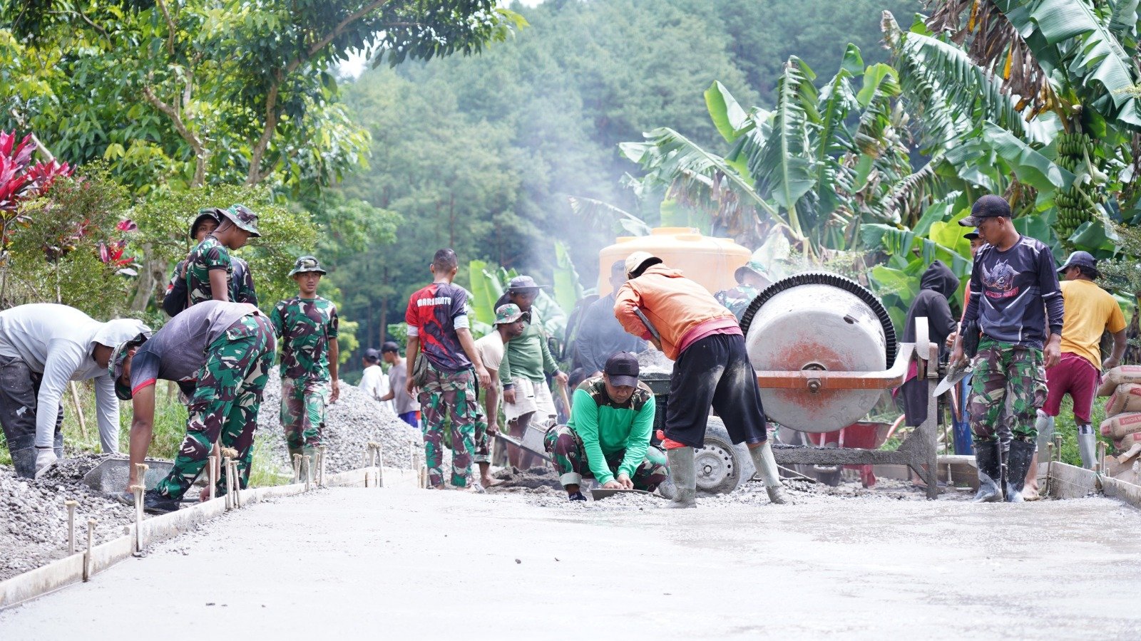 Tetap Semangat Percepat Pengecoran Rabat Jalan, Anggota Satgas TMMD Ke 127 Kodim 0808/Blitar Di Bulan Puasa