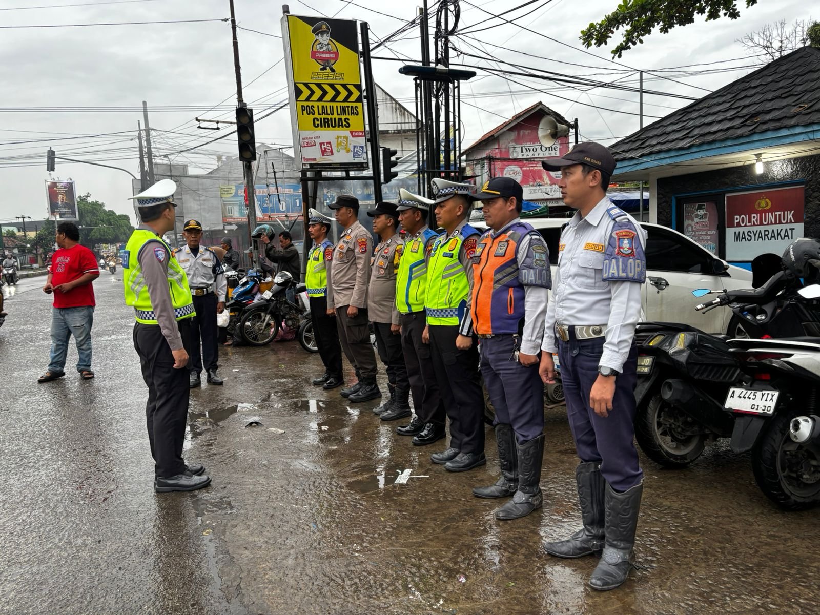 Polres Serang Laksanakan Pengamanan Jalur Antisipasi Pedagang Dan Parkir Liar di Depan Pasar Ciruas