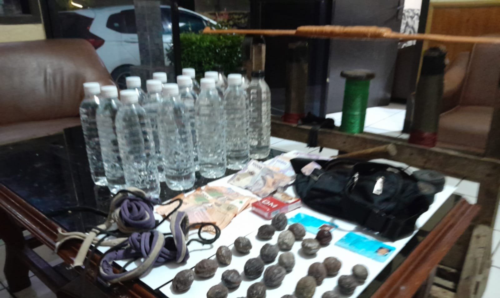 Polsek Wanaraja Amankan 15 Botol Ciu dalam Razia Miras, Komitmen Jaga Kamtibmas Tetap Kondusif