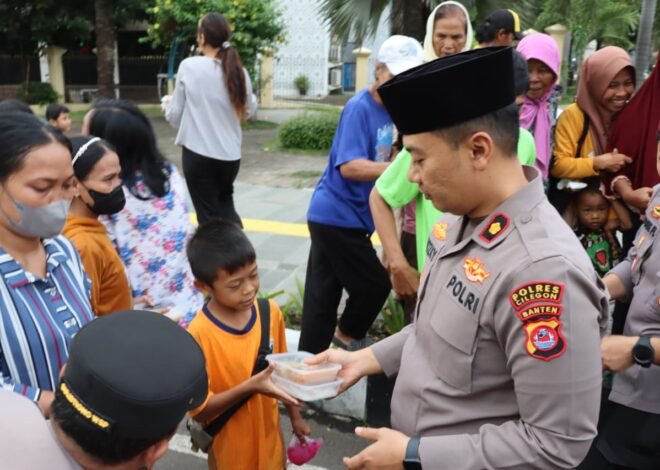 Ramadan Berkah, Wakapolres Cilegon Pimpin Pembagian Takjil