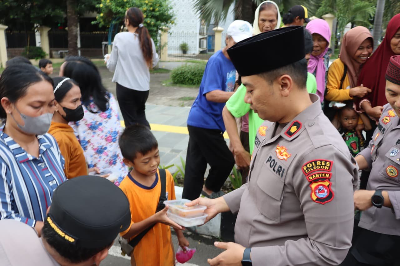 Ramadan Berkah, Wakapolres Cilegon Pimpin Pembagian Takjil