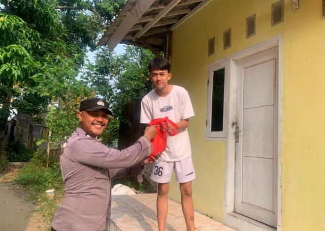 Polsek Cinangka Bagikan Takjil Ramadan untuk Masyarakat