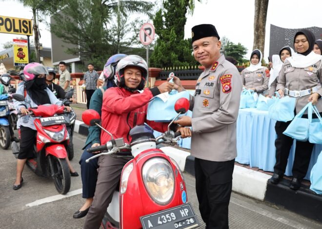 Ramadan Berkah, Kapolda Banten Berbagi Takjil untuk Pengguna Jalan