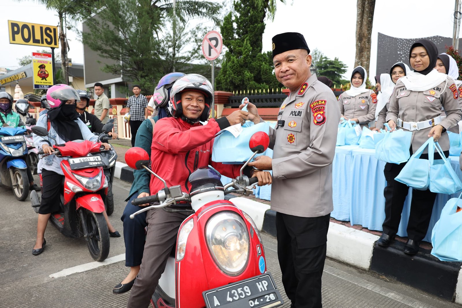 Ramadan Berkah, Kapolda Banten Berbagi Takjil untuk Pengguna Jalan