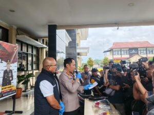 Kapolres Sumedang menyampaikan press release pengungkapan kasus pencurian dengan kekerasan yang menewaskan korban di halaman Mapolres Sumedang, disaksikan awak media dan jajaran kepolisian.