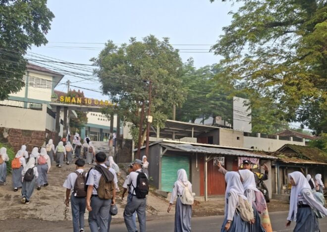 Polsek Leuwigoong Siaga Pagi, Pastikan Arus Lalu Lintas Lancar dan Aman di Jam Rawan