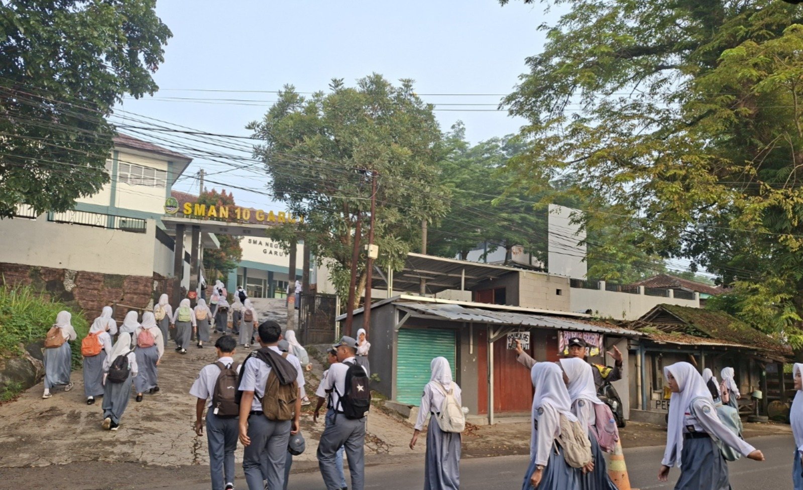 Polsek Leuwigoong Siaga Pagi, Pastikan Arus Lalu Lintas Lancar dan Aman di Jam Rawan