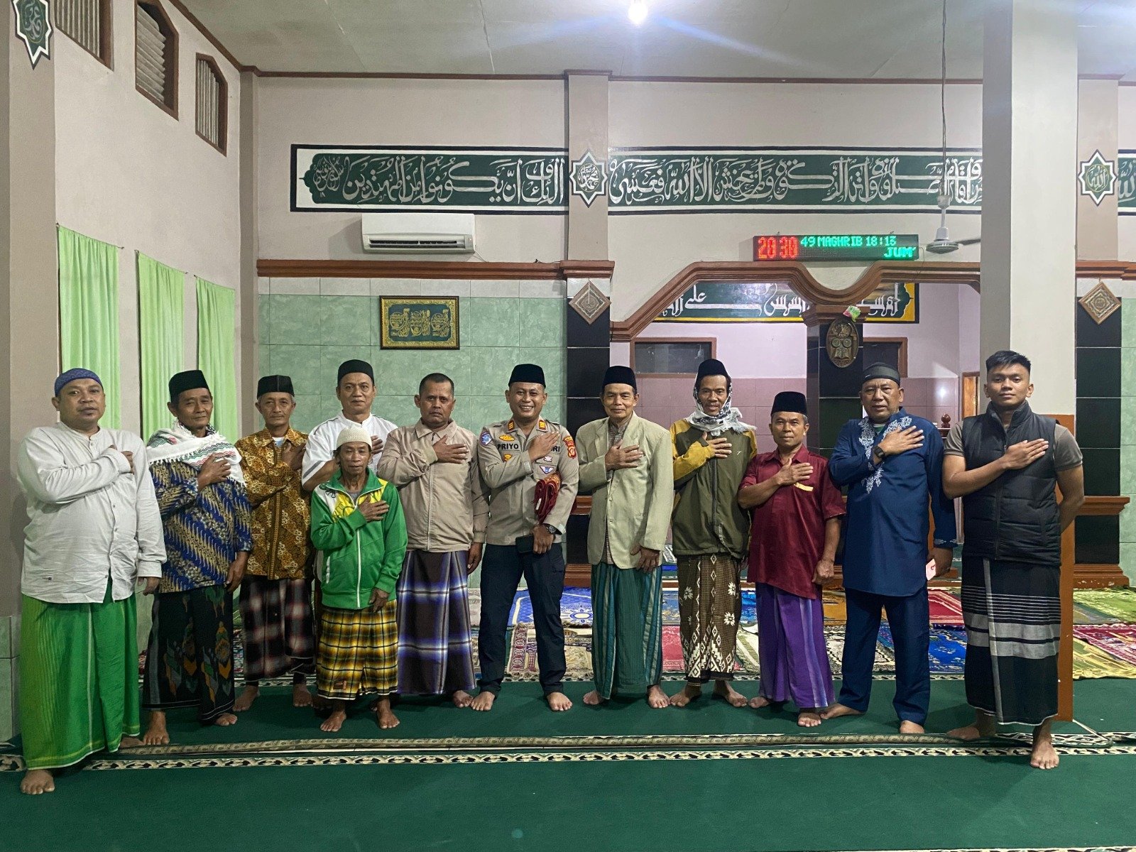 Safari Ramadhan Polsek Bungbulang, Pererat Silaturahmi dan Bagikan Al-Qur’an di Masjid Jami Babussalam