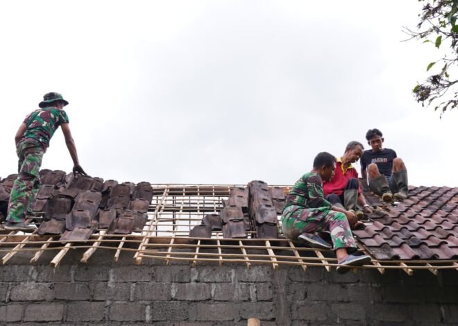 Bahu Membahu Pasang Genteng RTLH, Satgas TMMD Ke 127 Kodim 0808/Blitar Dan Warga Tunjukkan Kekompakan