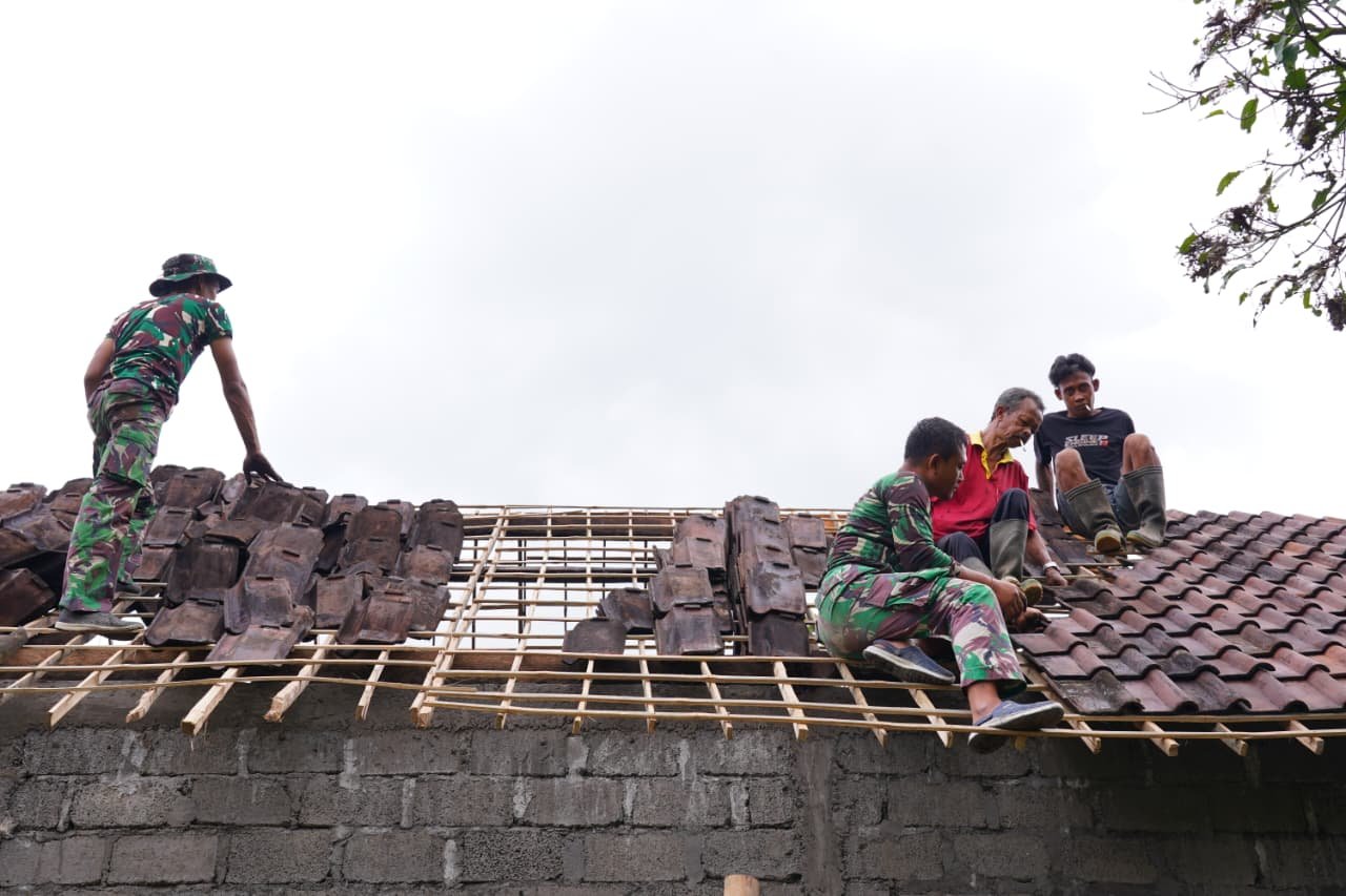 Bahu Membahu Pasang Genteng RTLH, Satgas TMMD Ke 127 Kodim 0808/Blitar Dan Warga Tunjukkan Kekompakan