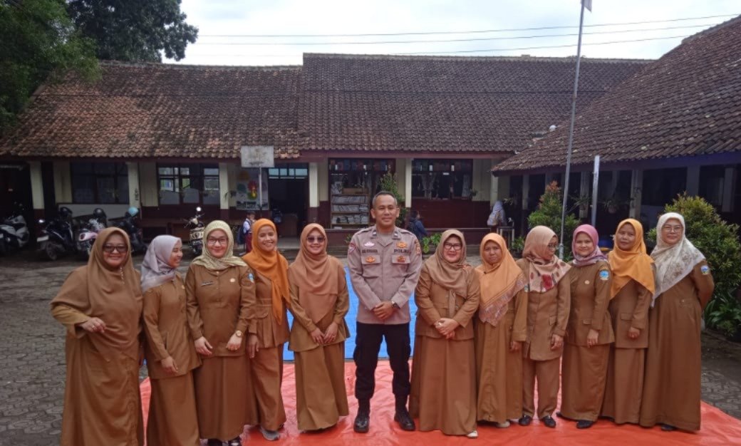 Polsek Banyuresmi Sosialisasikan Program Binpolmas dan Larangan Petasan di SDN Banyuresmi 1