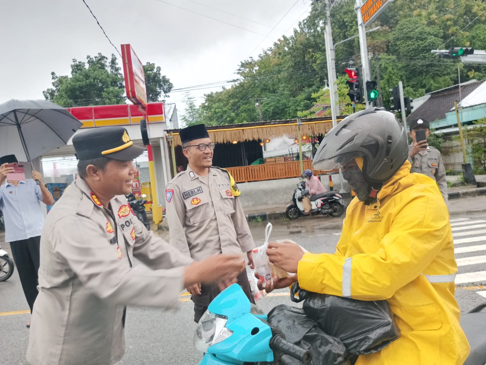 Polsek Jereweh Berbagi Berkah, Ratusan Takjil Gratis Dibagikan Jelang Buka Puasa Ramadhan 1447 H