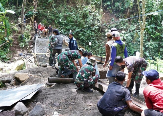 Pengelasan Besi WF Jadi Tahap Krusial Pembangunan Jembatan TMMD Ke-127 Di Desa Krisik
