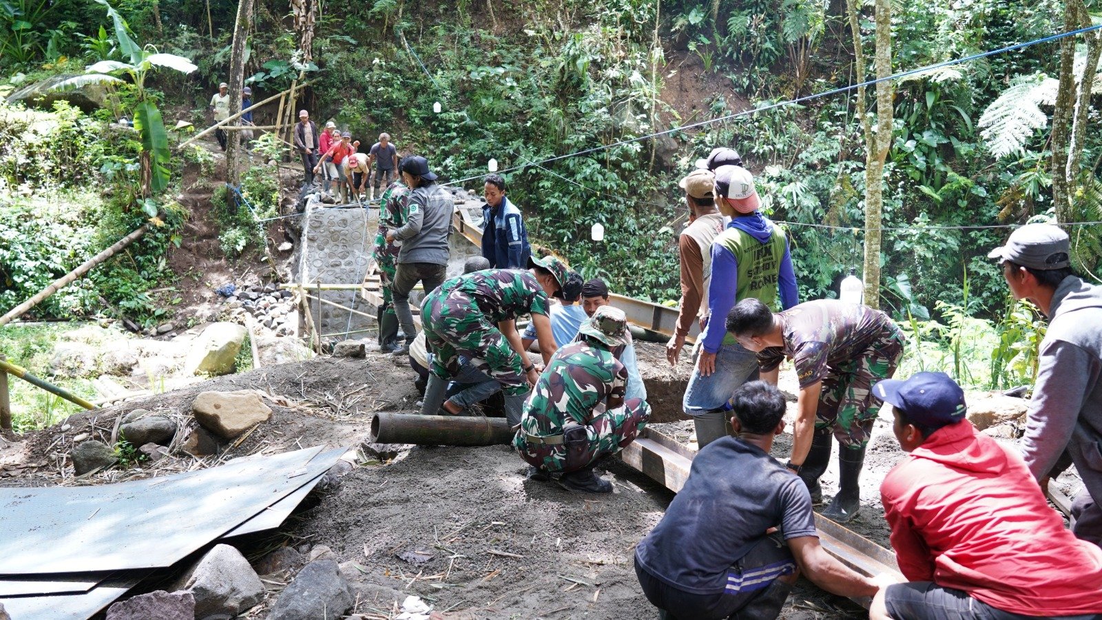 Pengelasan Besi WF Jadi Tahap Krusial Pembangunan Jembatan TMMD Ke-127 Di Desa Krisik