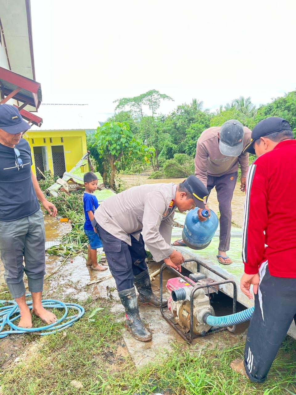 Gotong Royong Besama Warga ,Bersihkan Negeri 2 Pasca Banjir