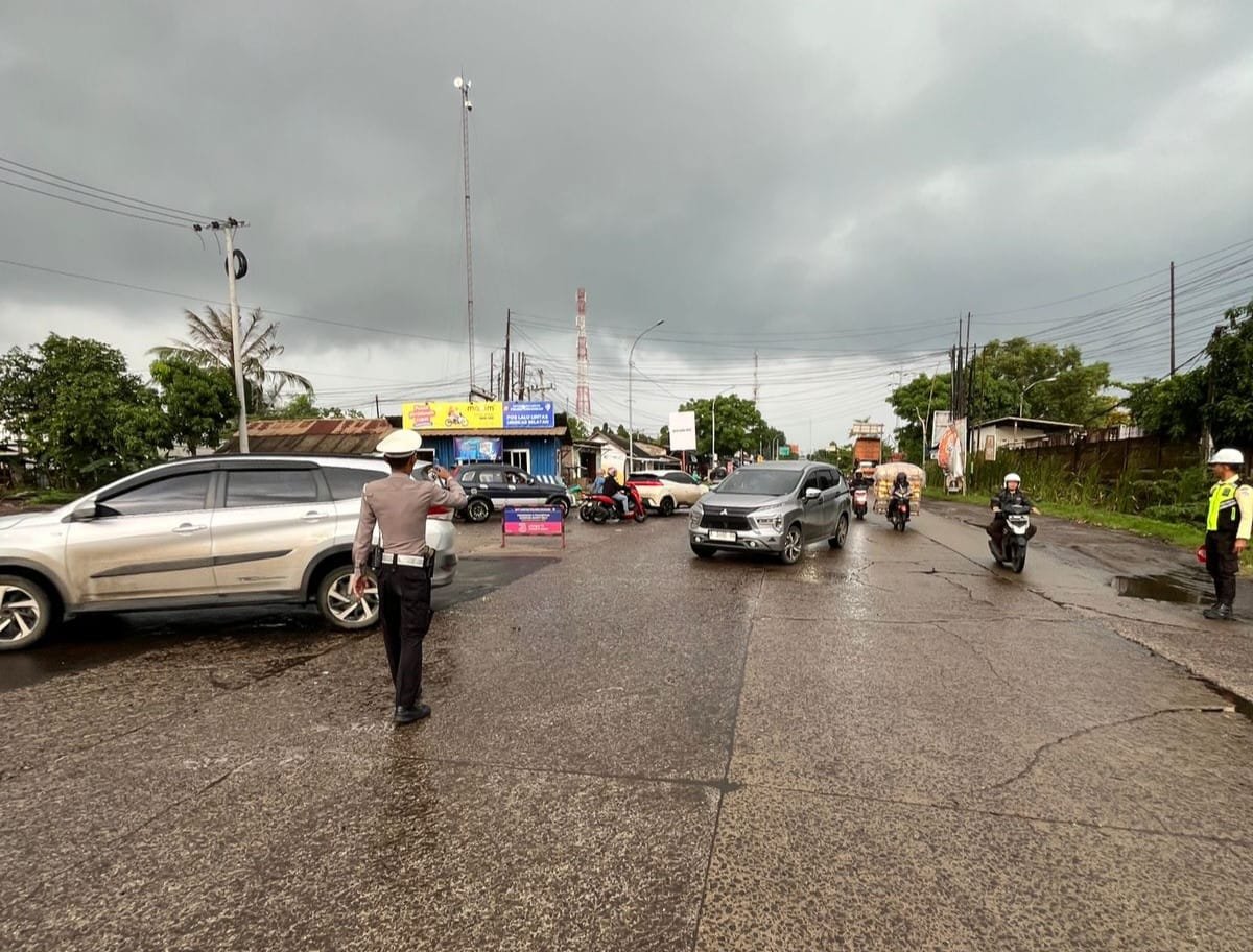 Unit Lantas Polsek Ciwandan Laksanakan Pengaturan Arus Lalin di Simpang Beringin
