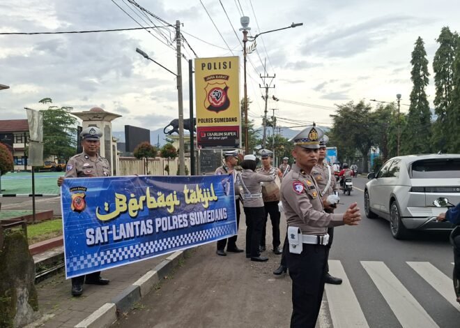 Semangat Ramadan 1447 H: Sat Lantas Polres Sumedang Hadirkan Senyum dan Takjil untuk Pengguna Jalan