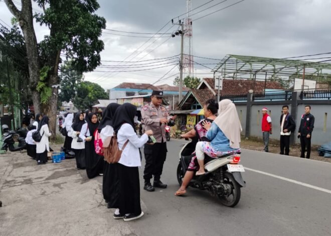 Polsek Banyuresmi dan SMAN 26 Garut Bagikan Takjil