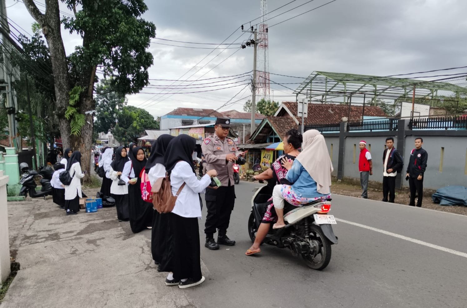 Polsek Banyuresmi dan SMAN 26 Garut Bagikan Takjil