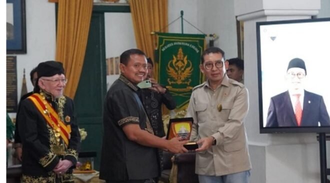 Fadli Zon Tegaskan Sumedang Penerus Pajajaran, Mahkota Binokasih Jadi Bukti Sejarah