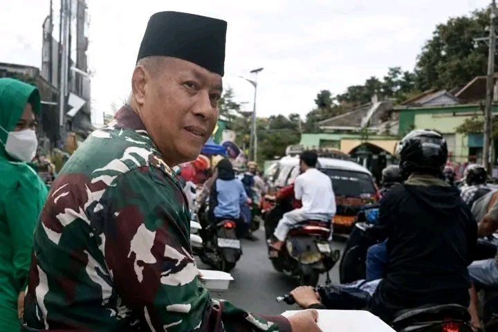 Aksi Danramil di Tanjungsari Bikin Haru, 4.500 Takjil Dibagikan untuk Pengendara